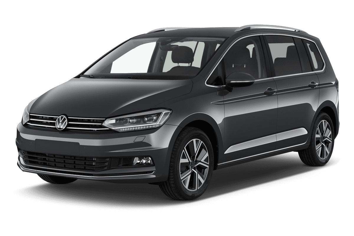 Schräge Frontansicht eines Volkswagen Touran, freigestellt