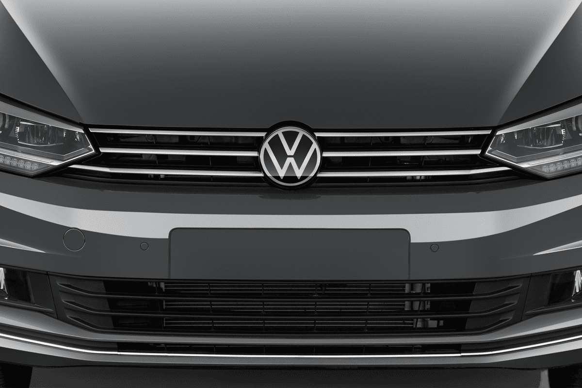 Kühlergrill eines VW Touran