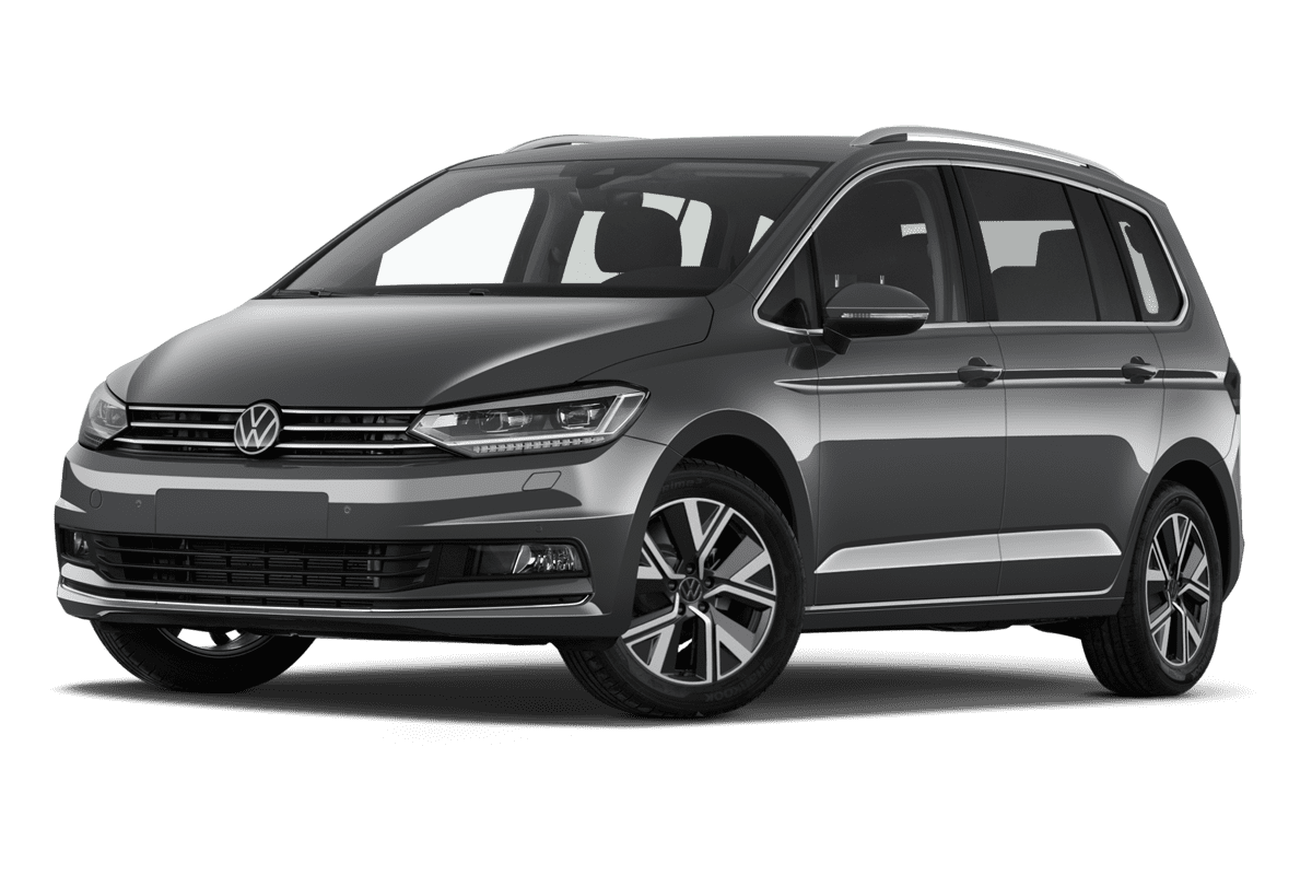 Tiefe, schräge Heckansicht eines VW Touran, freigestellt