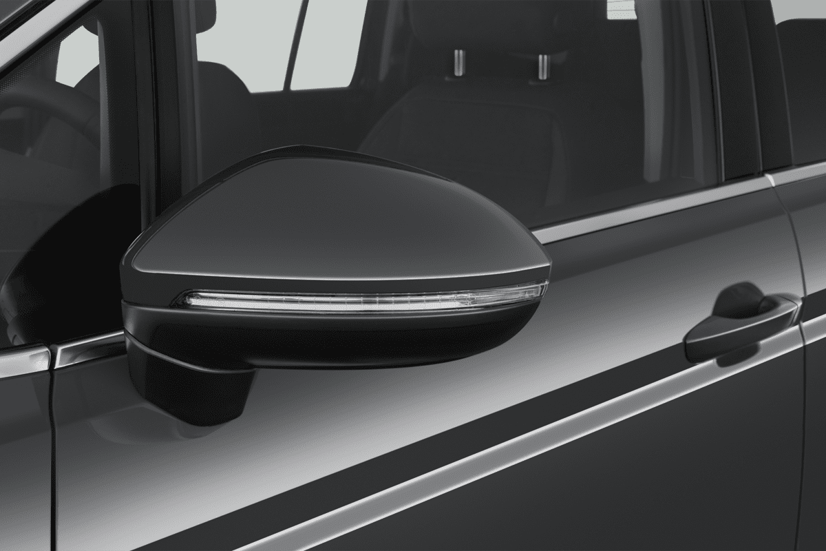 Rückspiegel eines VW Touran