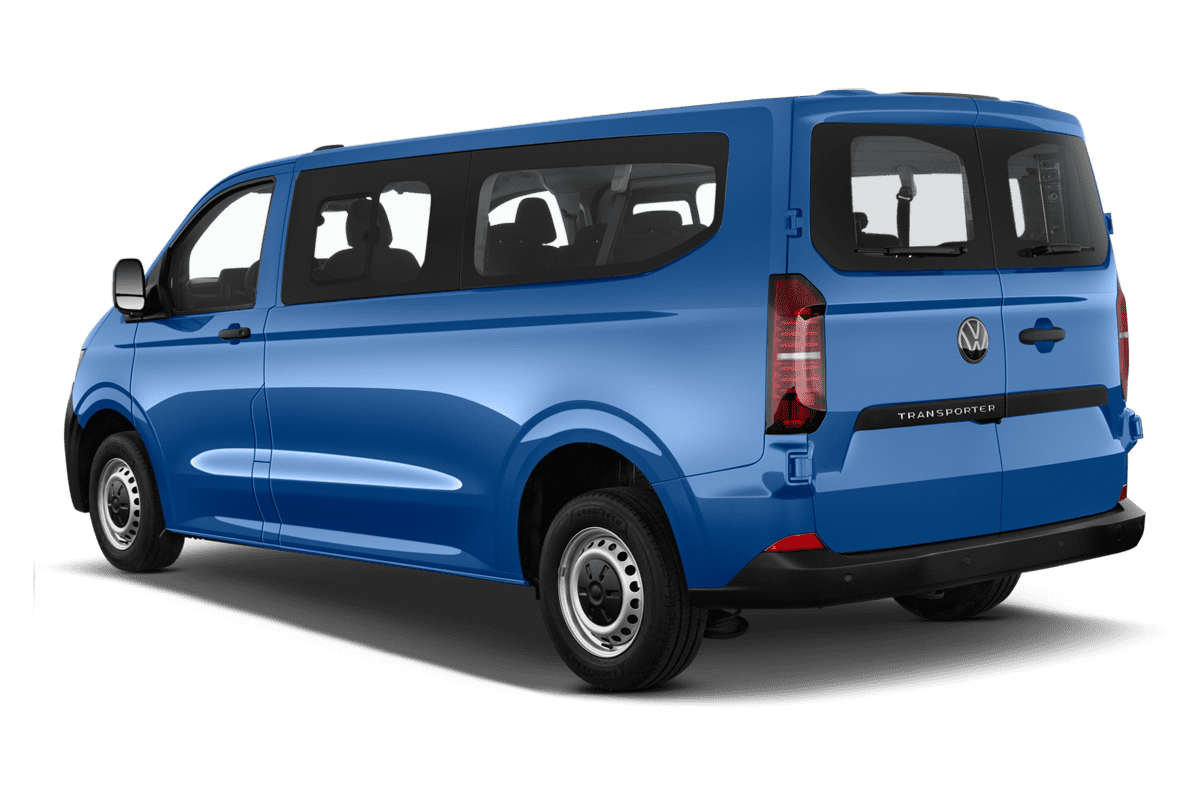 Schräge Heckansicht eines VW Transporter Kombi , freigestellt