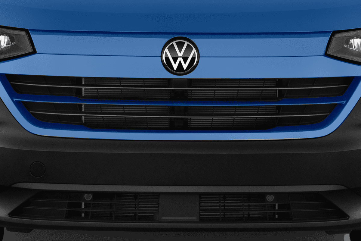 Kühlergrill eines VW Transporter Kombi 