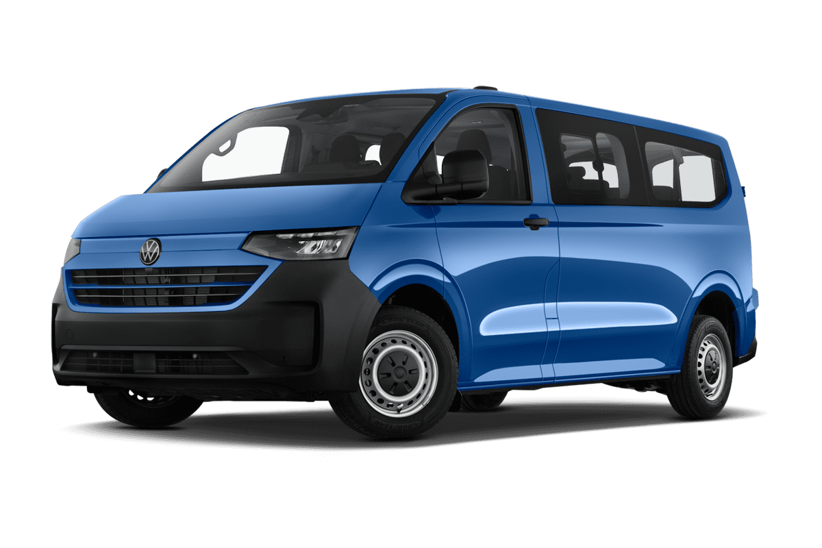 Tiefe, schräge Heckansicht eines VW Transporter Kombi , freigestellt