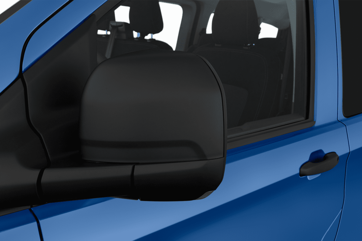 Rückspiegel eines VW Transporter Kombi 