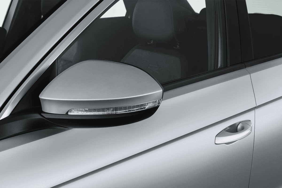 Rückspiegel eines VW T-Roc GOAL 