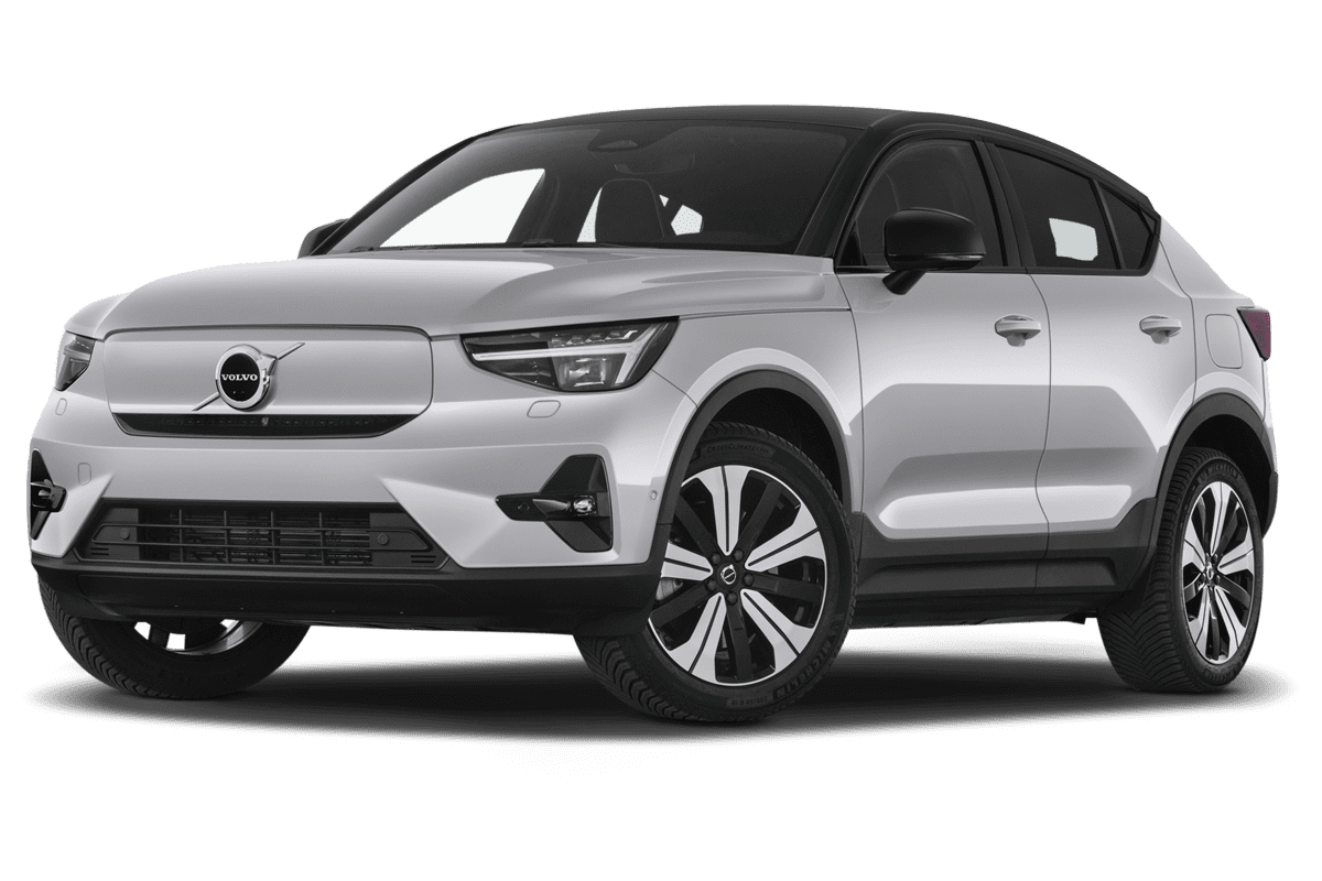 Tiefe, schräge Heckansicht eines Volvo C40 Recharge, freigestellt