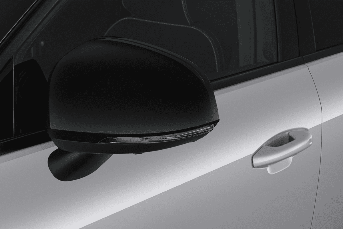 Rückspiegel eines Volvo C40 Recharge