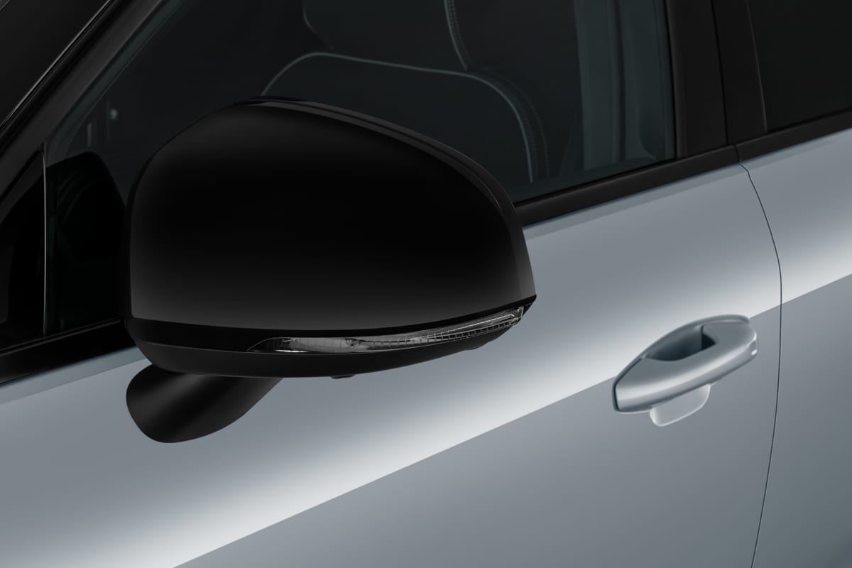 Rückspiegel eines Volvo EC40
