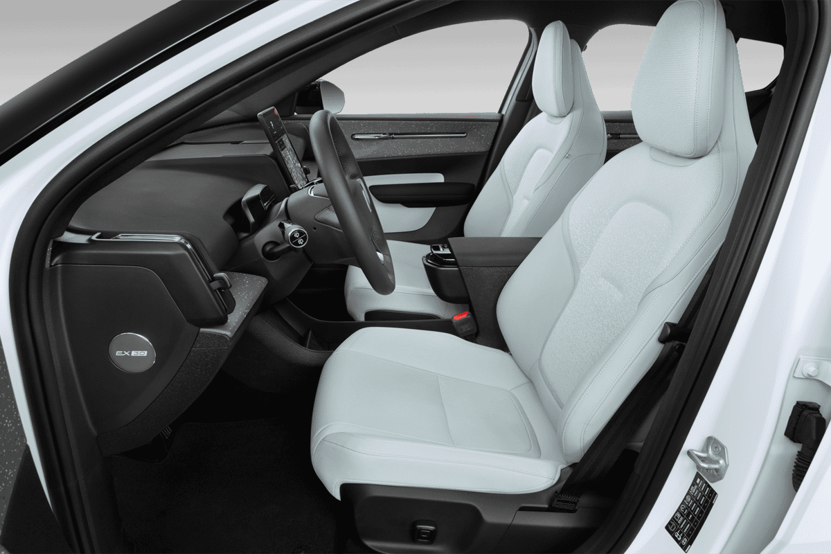 Vordersitze eines Volvo EX30 Cross Country 