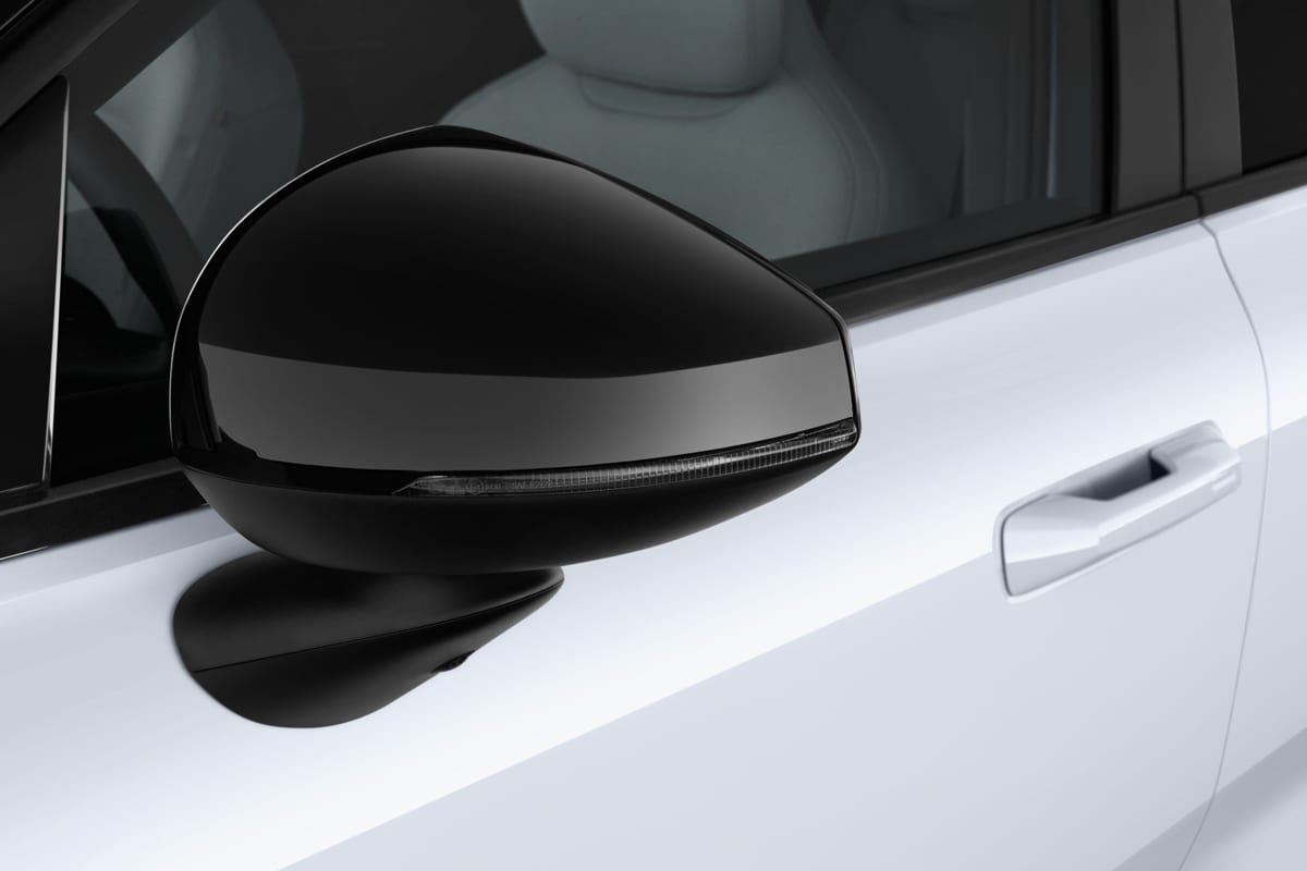 Rückspiegel eines Volvo EX30 Cross Country 