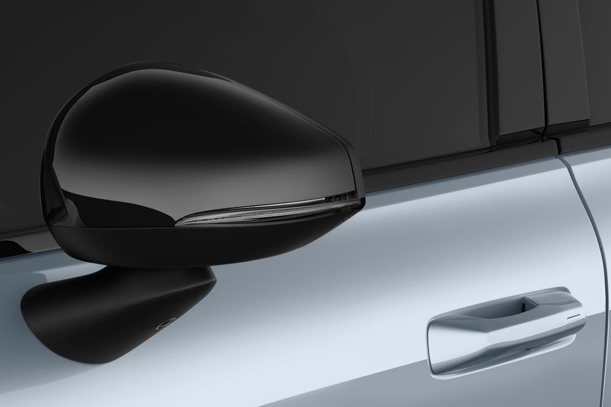 Rückspiegel eines Volvo EX30 Cross Country 