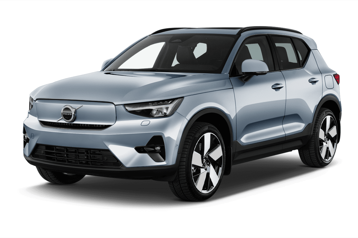 Schräge Frontansicht eines Volvo EX40, freigestellt