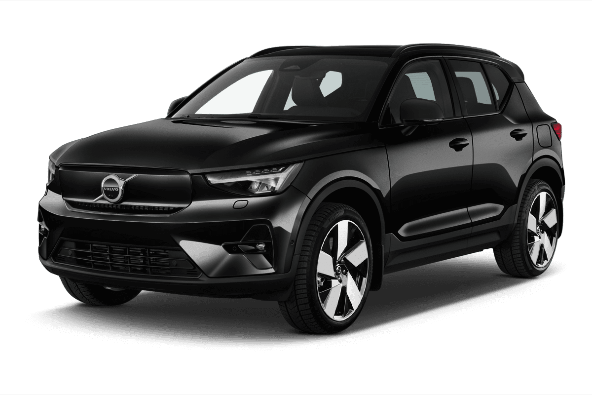 Schräge Frontansicht eines Volvo EX40, freigestellt