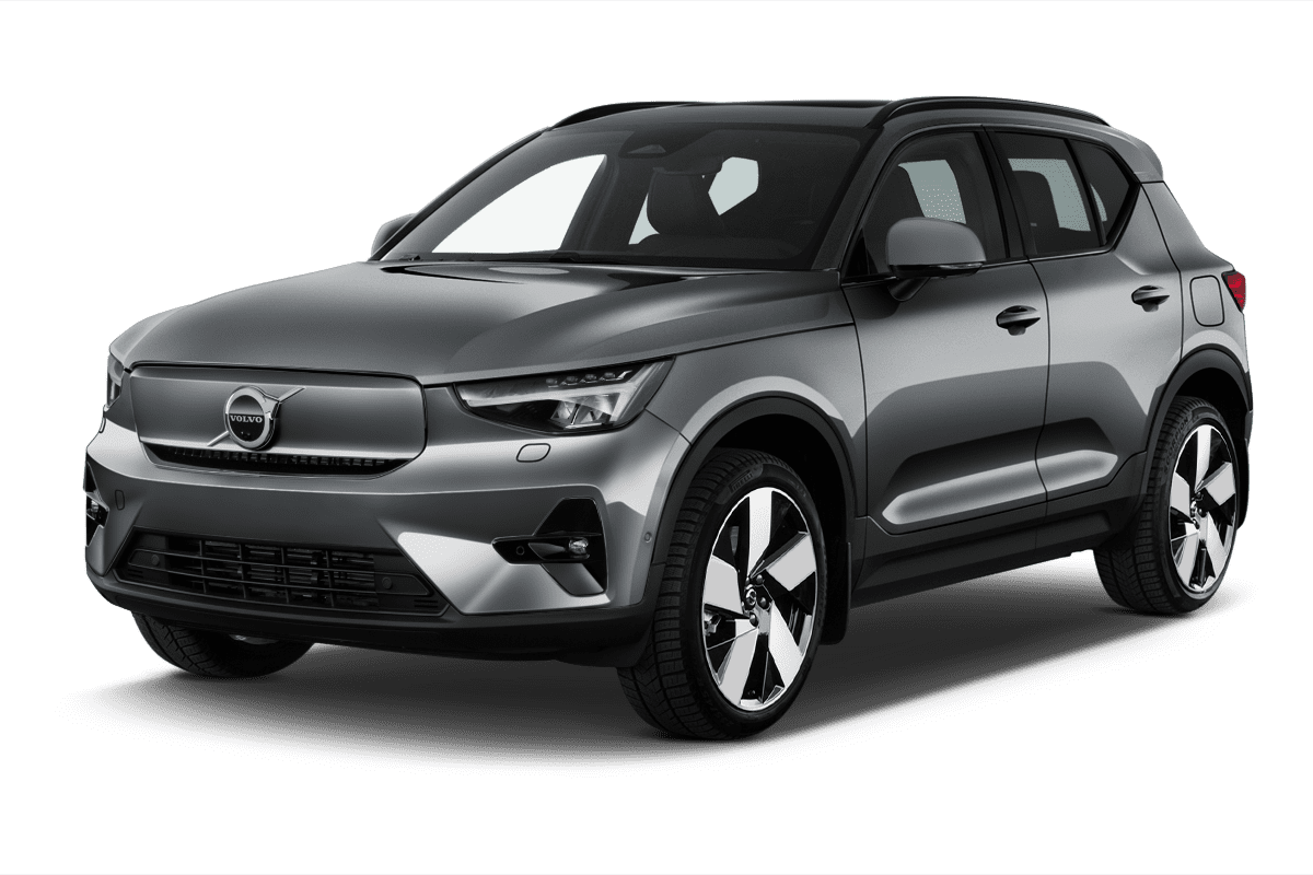 Schräge Frontansicht eines Volvo EX40, freigestellt