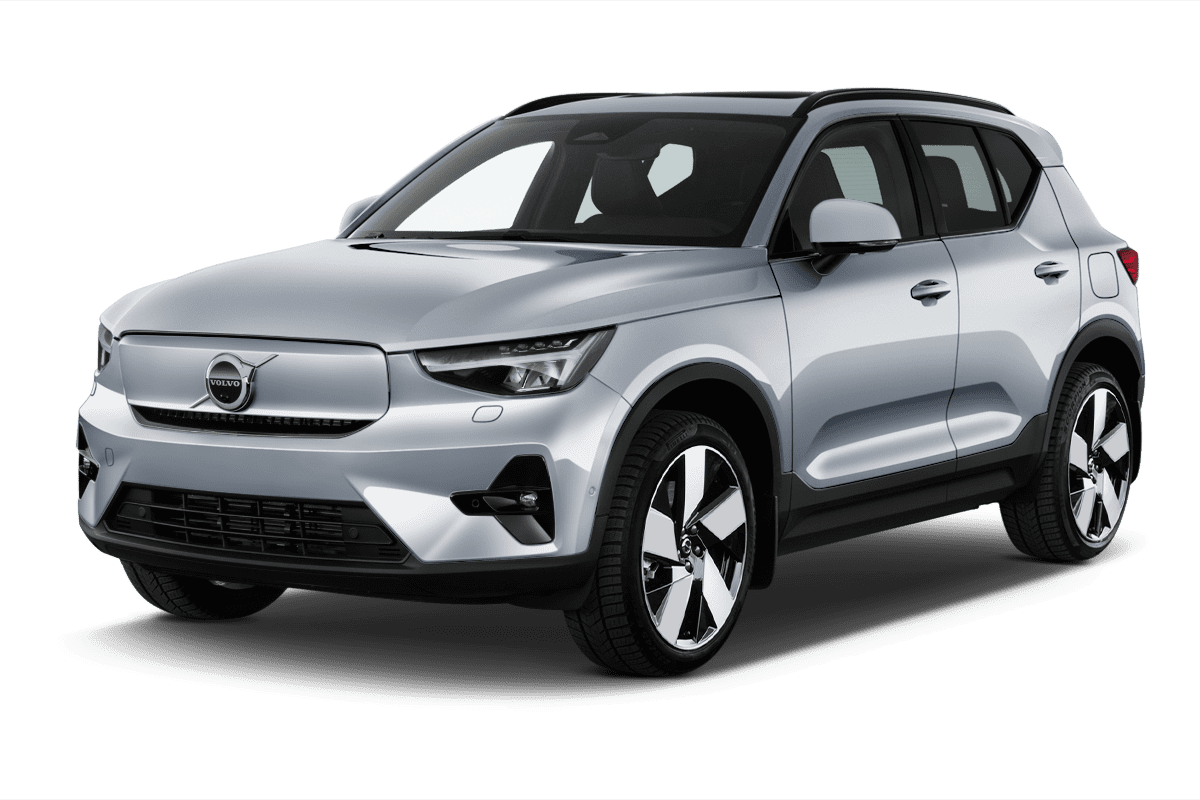 Schräge Frontansicht eines Volvo EX40, freigestellt