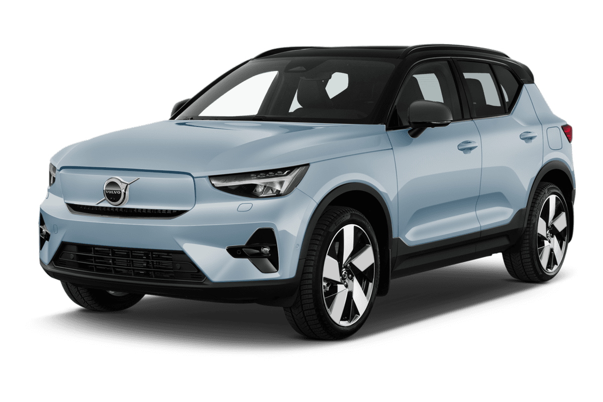 Schräge Frontansicht eines Volvo EX40, freigestellt