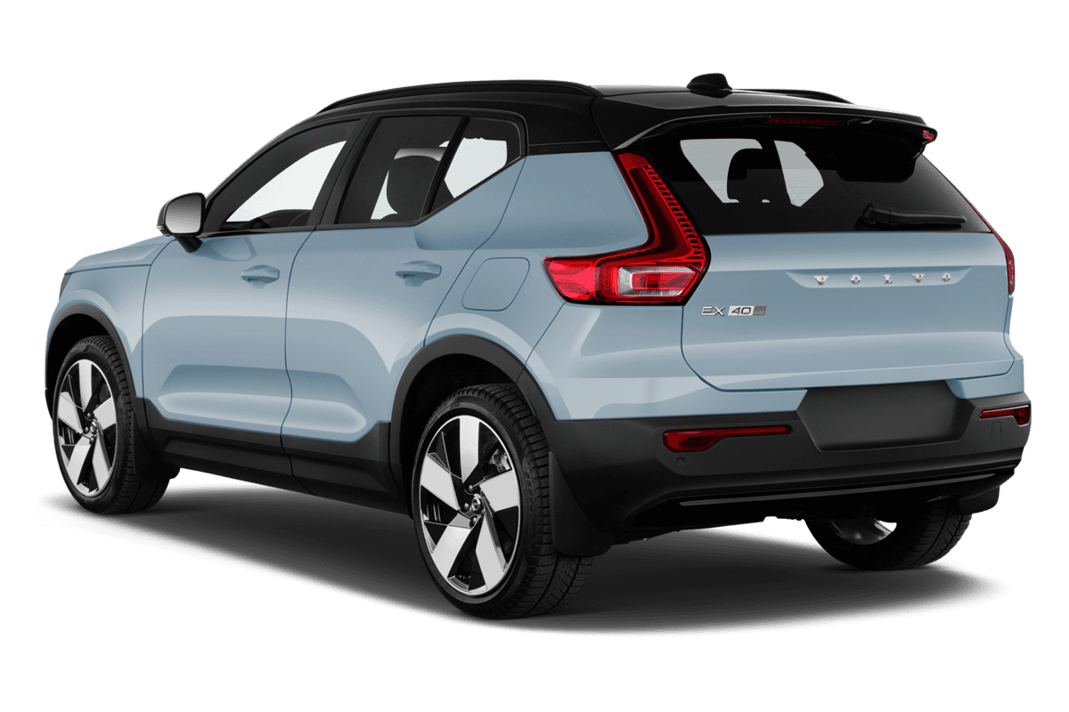Schräge Heckansicht eines Volvo EX40, freigestellt