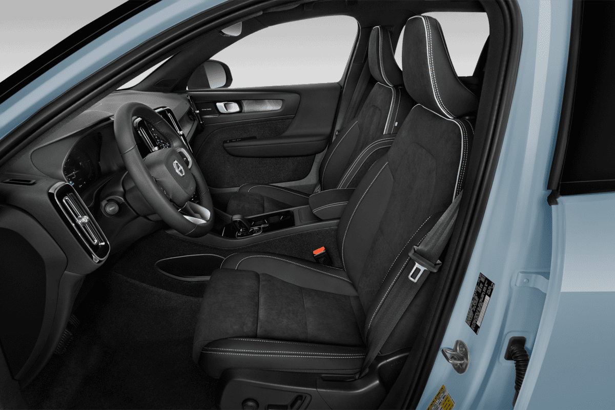 Vordersitze eines Volvo EX40