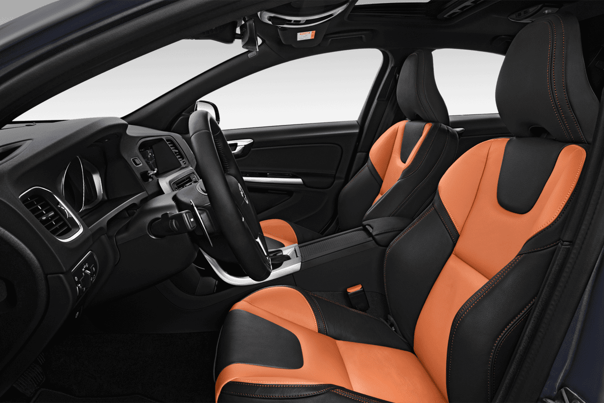 Vordersitze eines Volvo S60 Cross Country