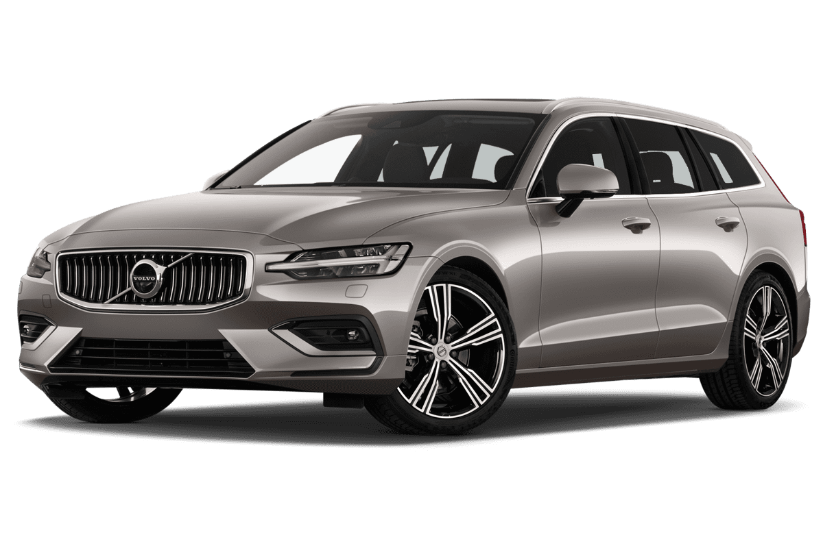 Tiefe, schräge Heckansicht eines Volvo V60 Recharge, freigestellt