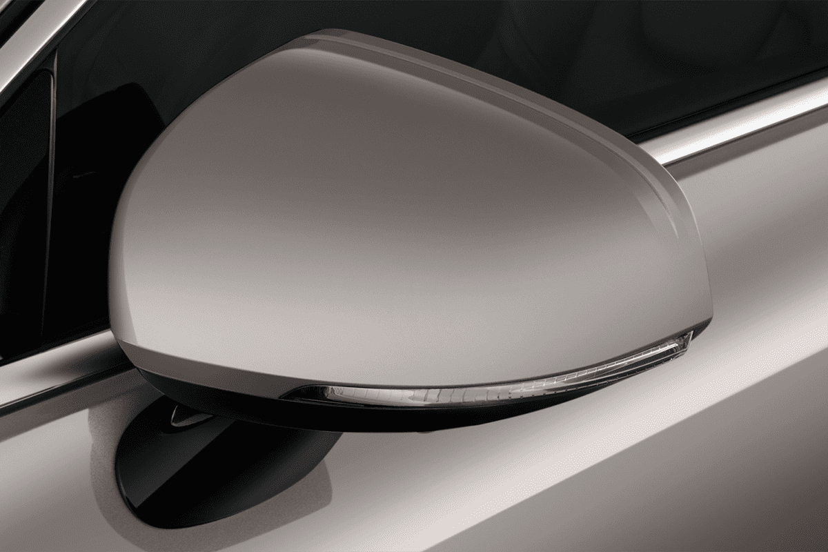 Rückspiegel eines Volvo V60 Recharge