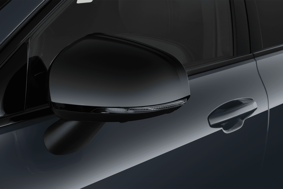 Rückspiegel eines Volvo V60 Plug-in-Hybrid