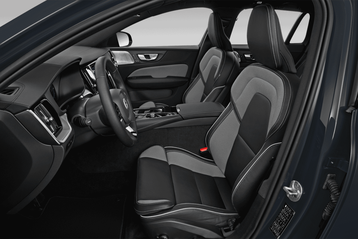 Vordersitze eines Volvo V60 Plug-in-Hybrid (KI-generiert)