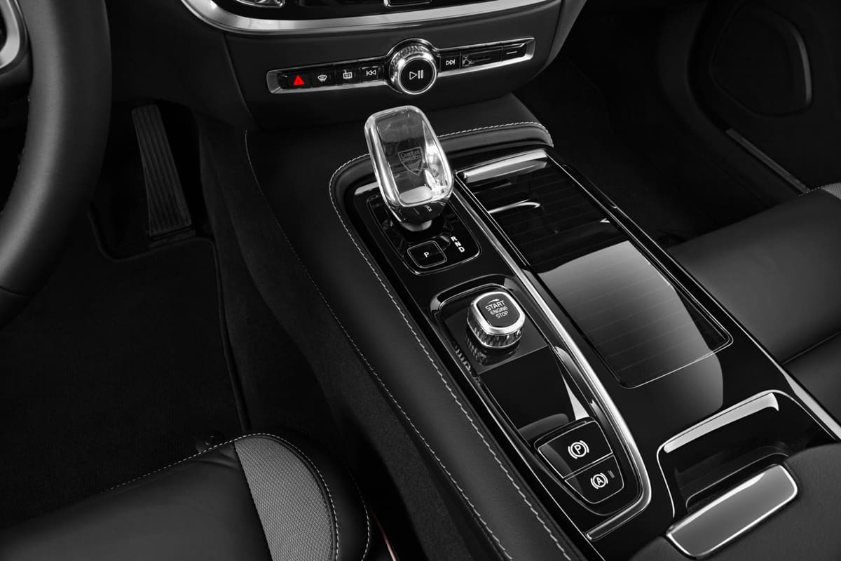 Schaltknüppel eines Volvo V60 Plug-in-Hybrid (KI-generiert)