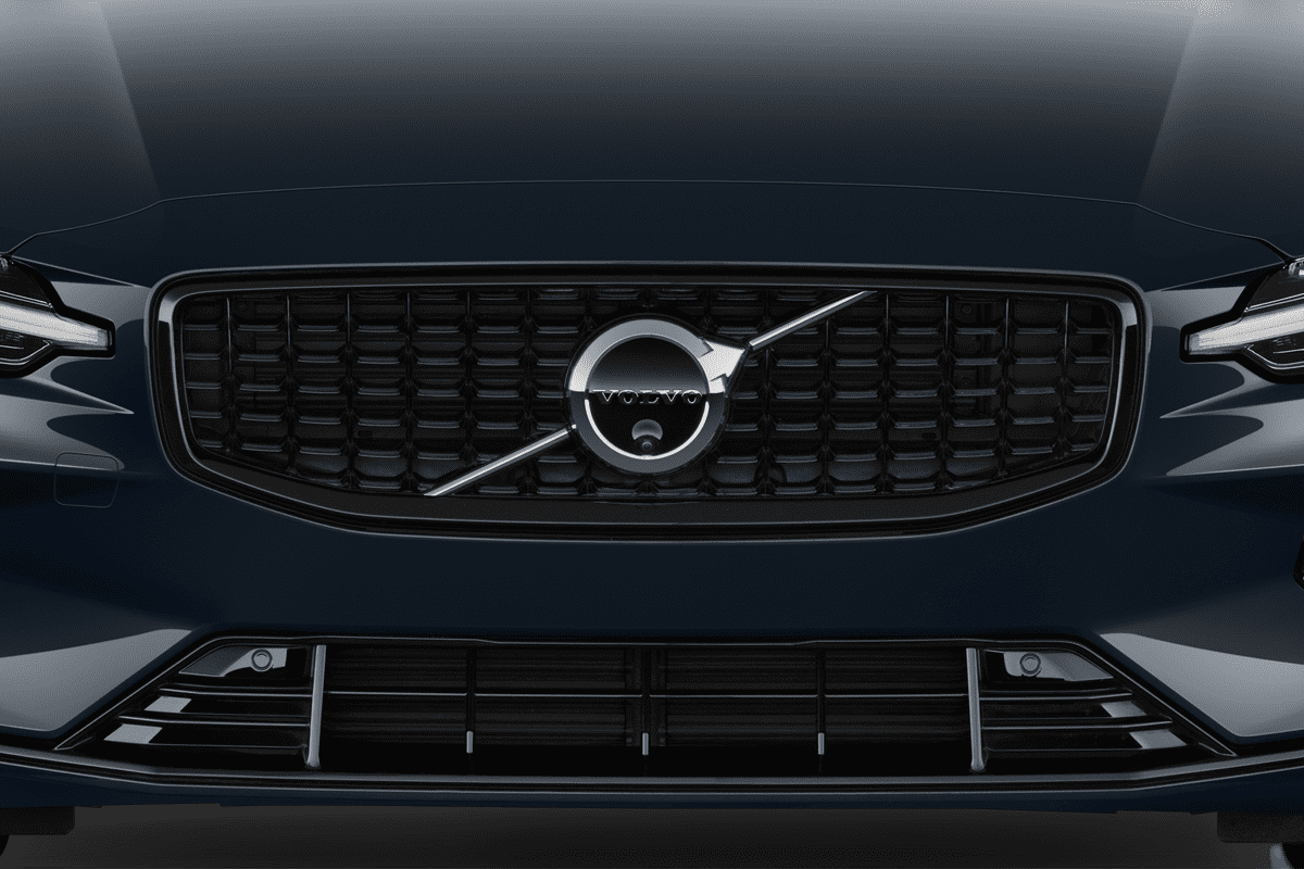 Kühlergrill eines Volvo V60 Plug-in-Hybrid (KI-generiert)