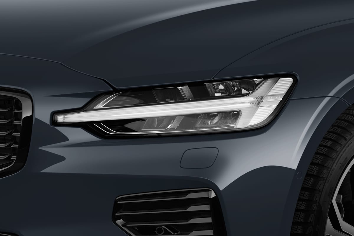 Frontscheinwerfer eines Volvo V60 Plug-in-Hybrid (KI-generiert)