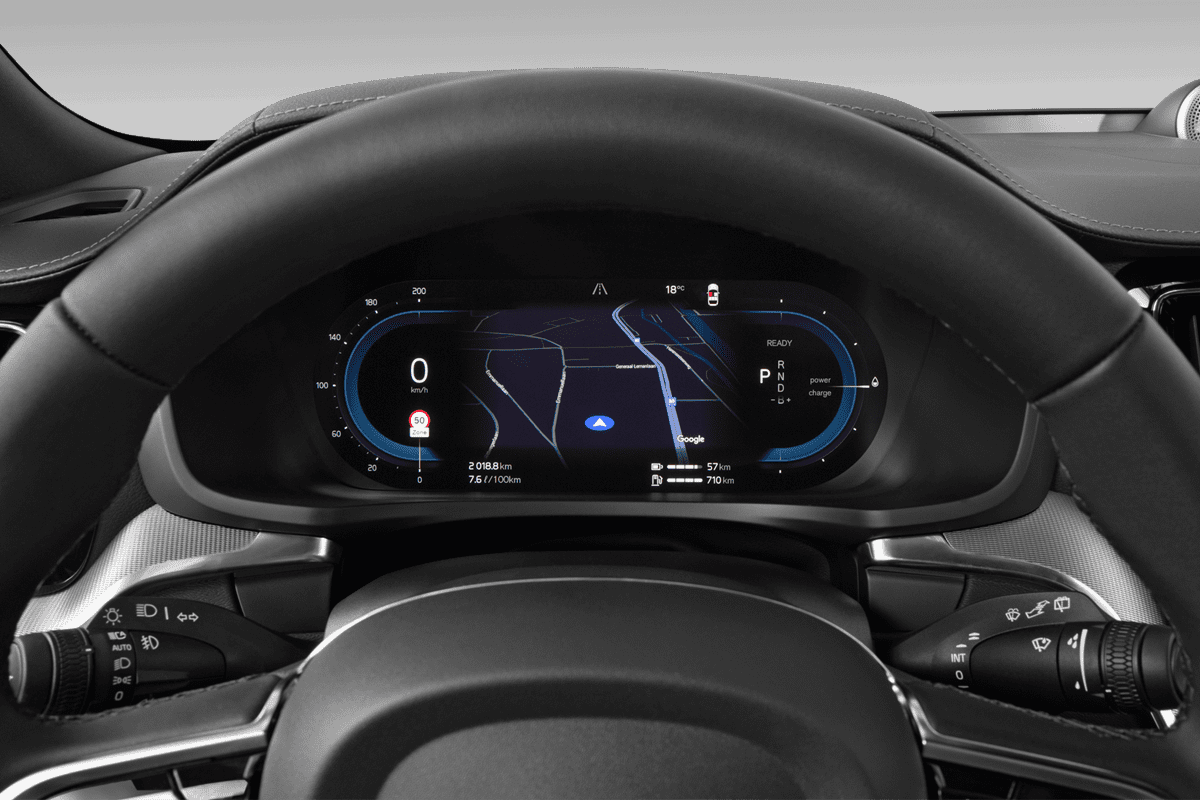 Kombiinstrument eines Volvo V60 Plug-in-Hybrid (KI-generiert)