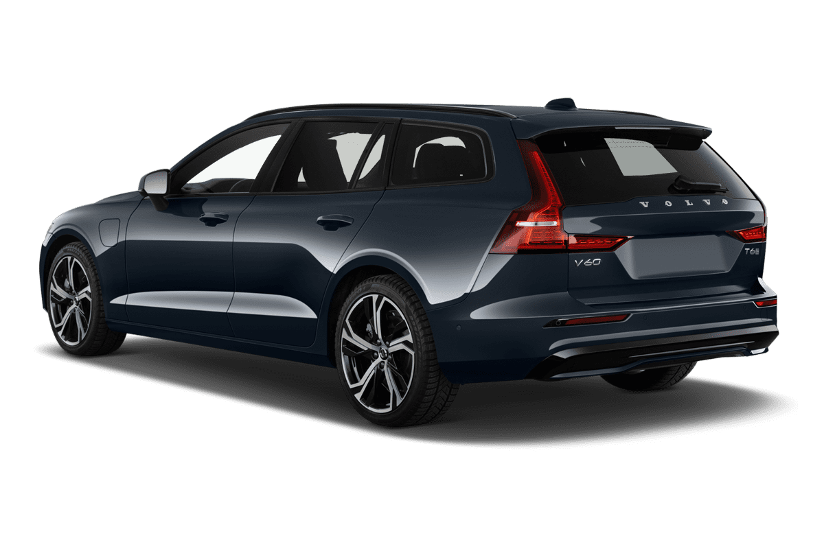 Schräge Heckansicht eines Volvo V60 Plug-in-Hybrid Plus Business Edition, freigestellt