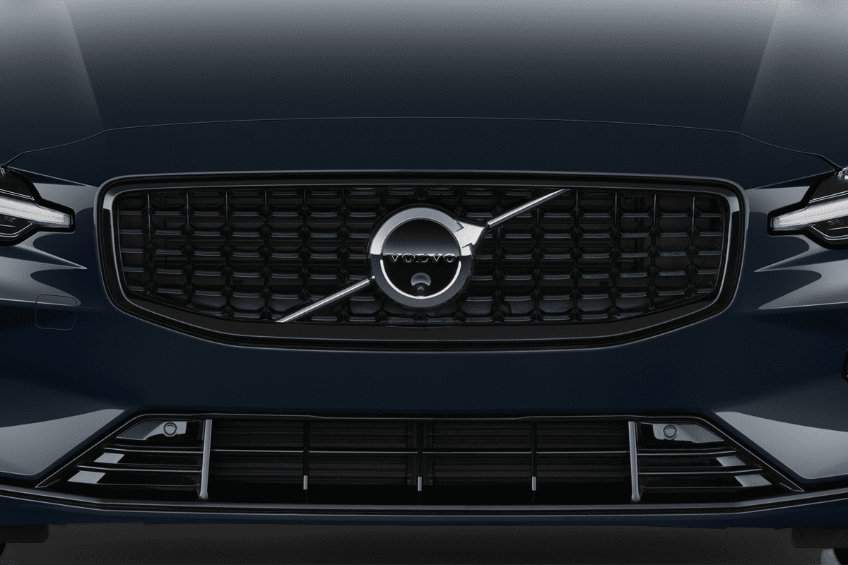 Kühlergrill eines Volvo V60 Plug-in-Hybrid Plus Business Edition