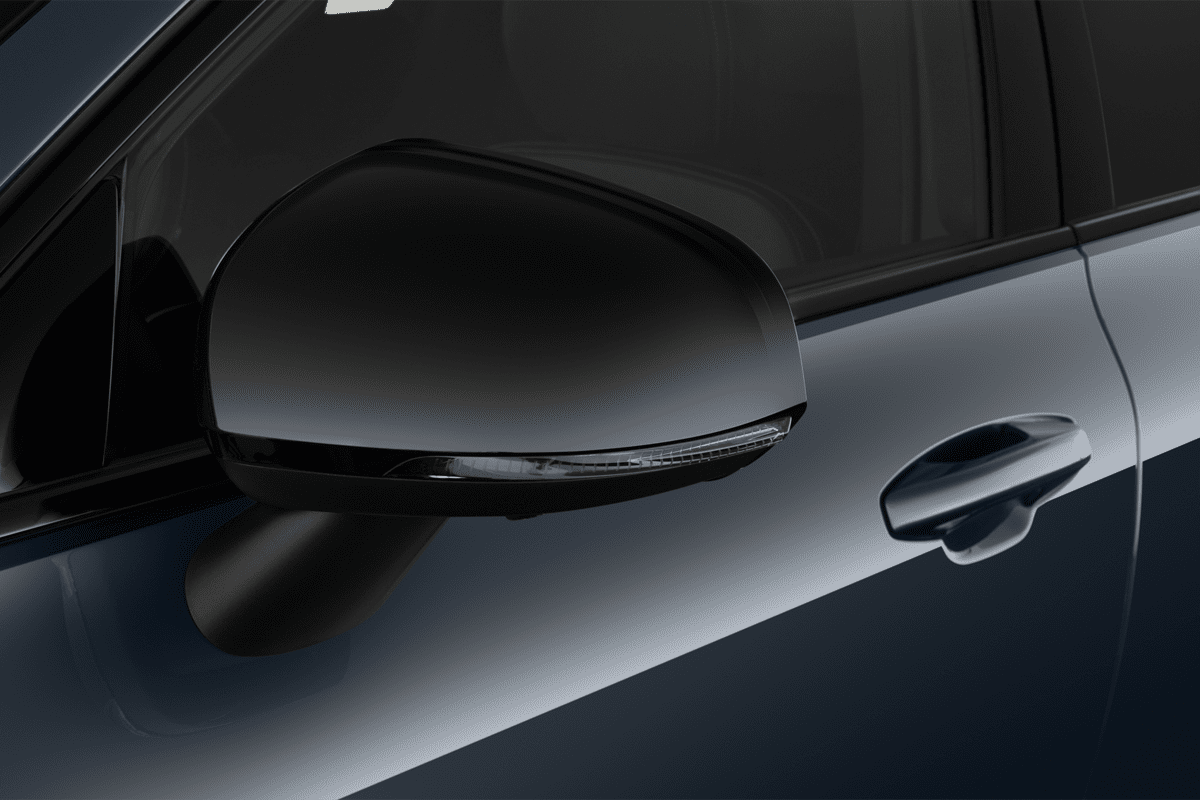 Rückspiegel eines Volvo V60 Plug-in-Hybrid Plus Business Edition