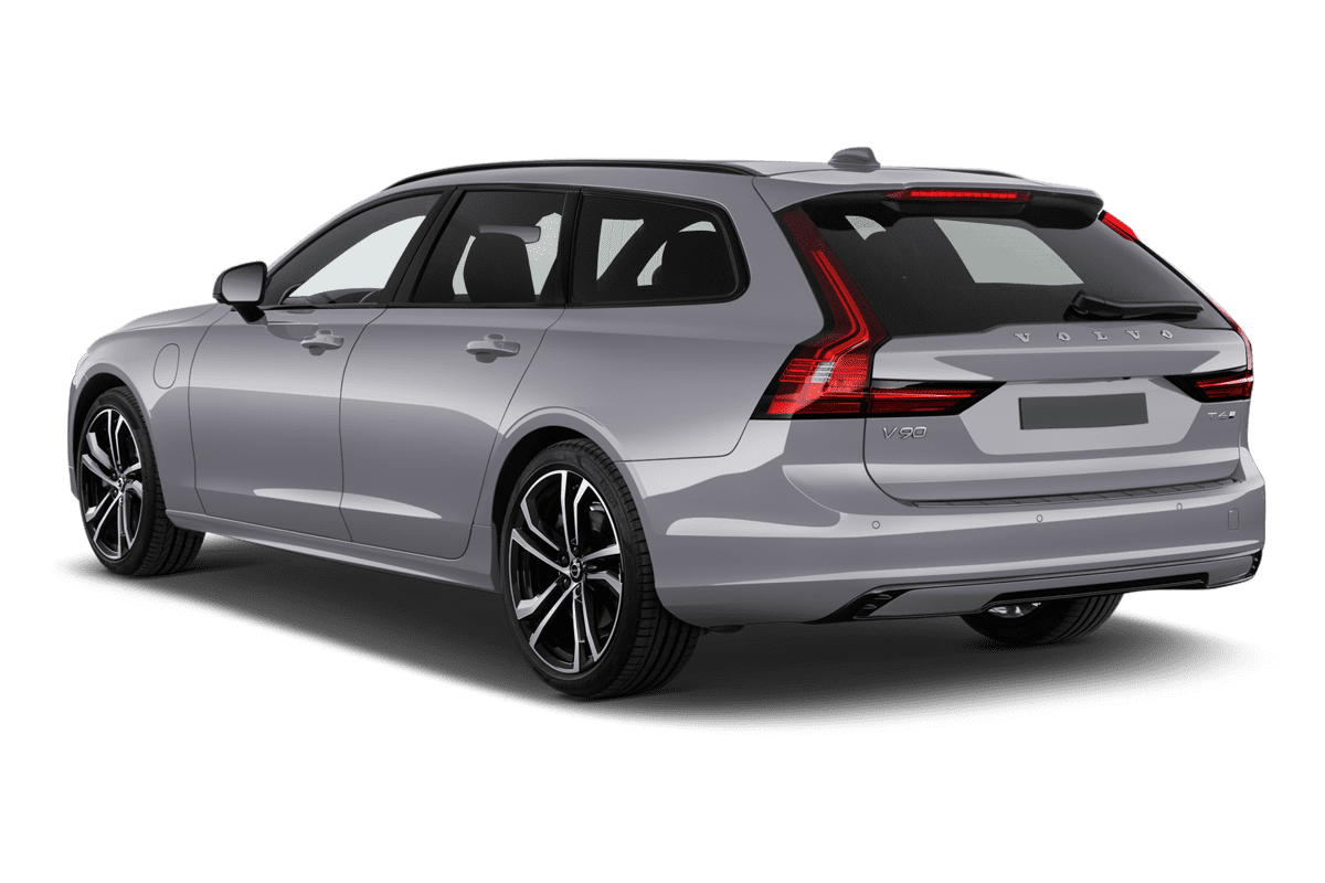Schräge Heckansicht eines Volvo V90 Plug-in-Hybrid, freigestellt