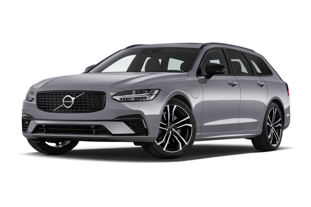 Tiefe, schräge Heckansicht eines Volvo V90 Plug-in-Hybrid, freigestellt