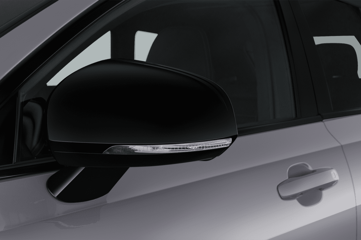 Rückspiegel eines Volvo V90 Plug-in-Hybrid