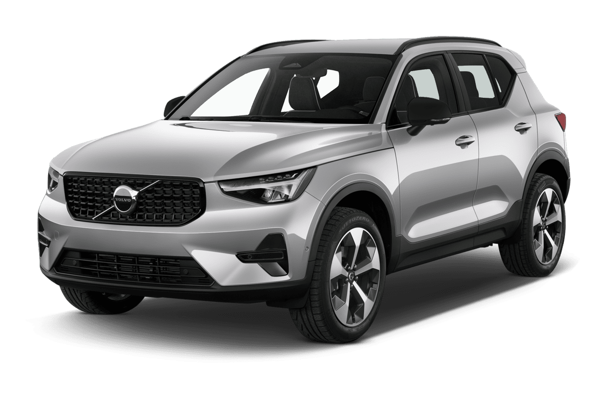 Schräge Frontansicht eines Volvo XC40, freigestellt