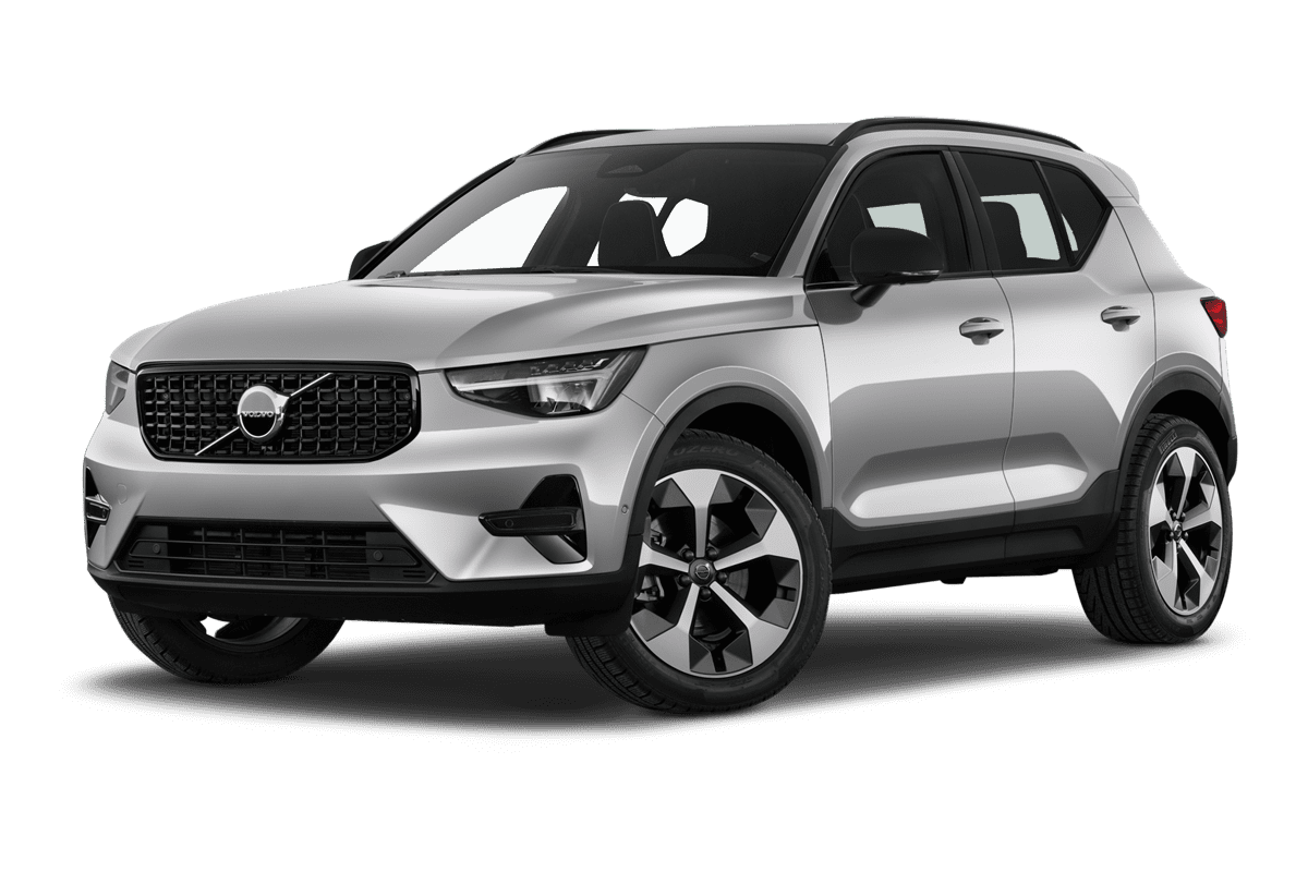 Tiefe, schräge Heckansicht eines Volvo XC40, freigestellt