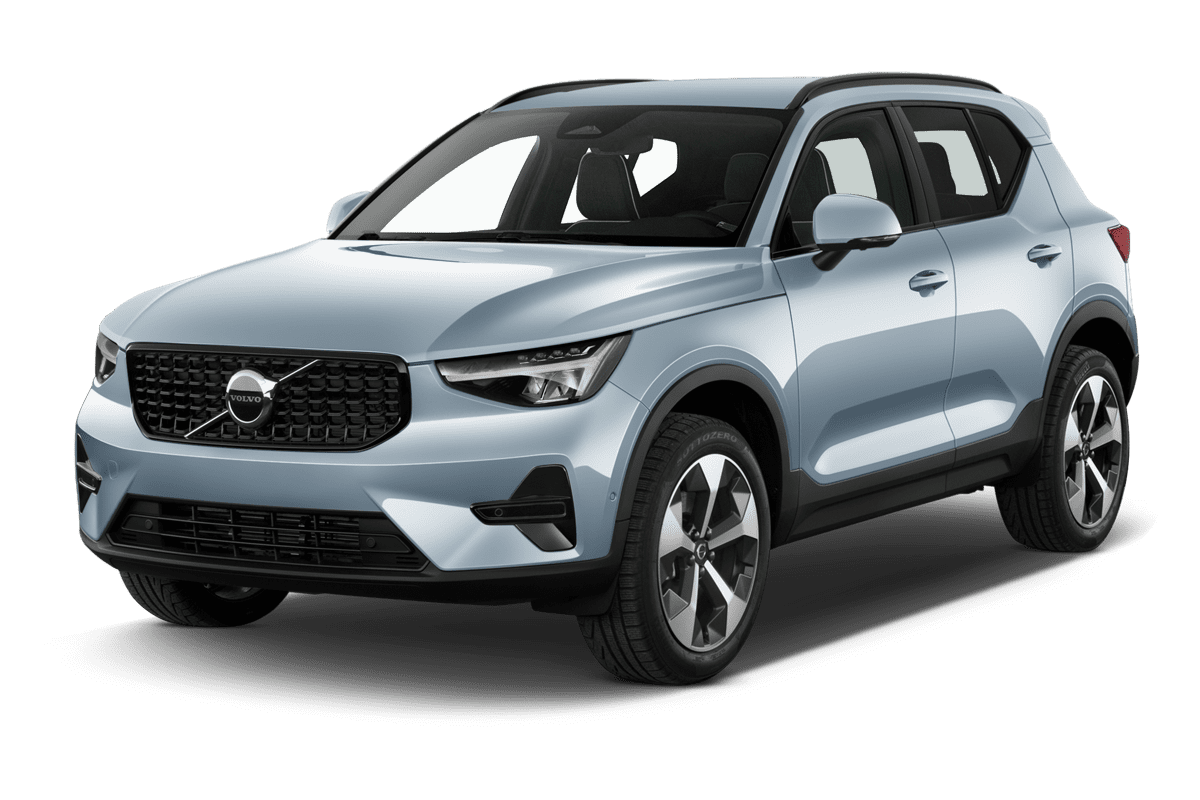 Schräge Frontansicht eines Volvo XC40, freigestellt