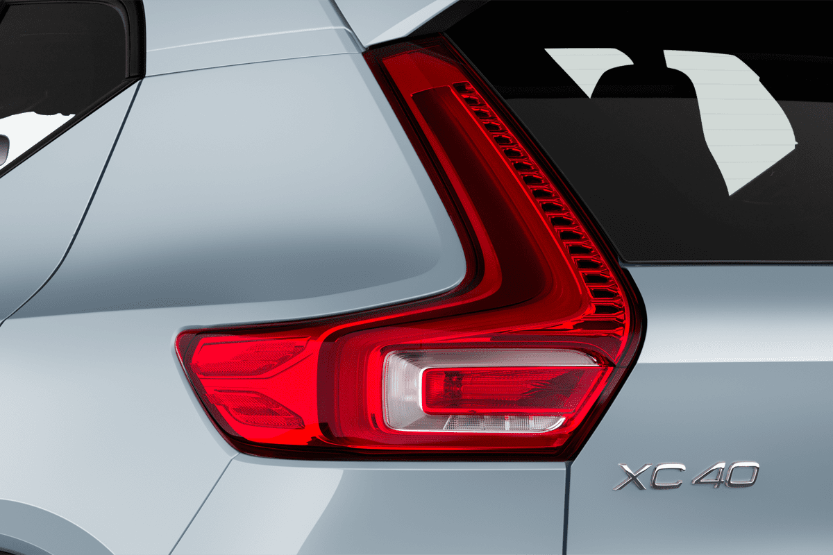 Heckleuchten eines Volvo XC40 (KI-generiert)