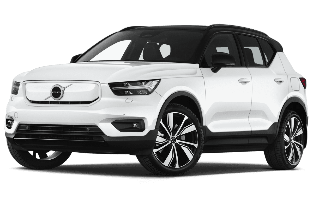 Tiefe, schräge Heckansicht eines Volvo XC40 Recharge, freigestellt