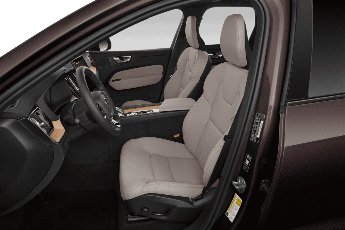 Vordersitze eines Volvo XC60 Plug-in Hybrid 