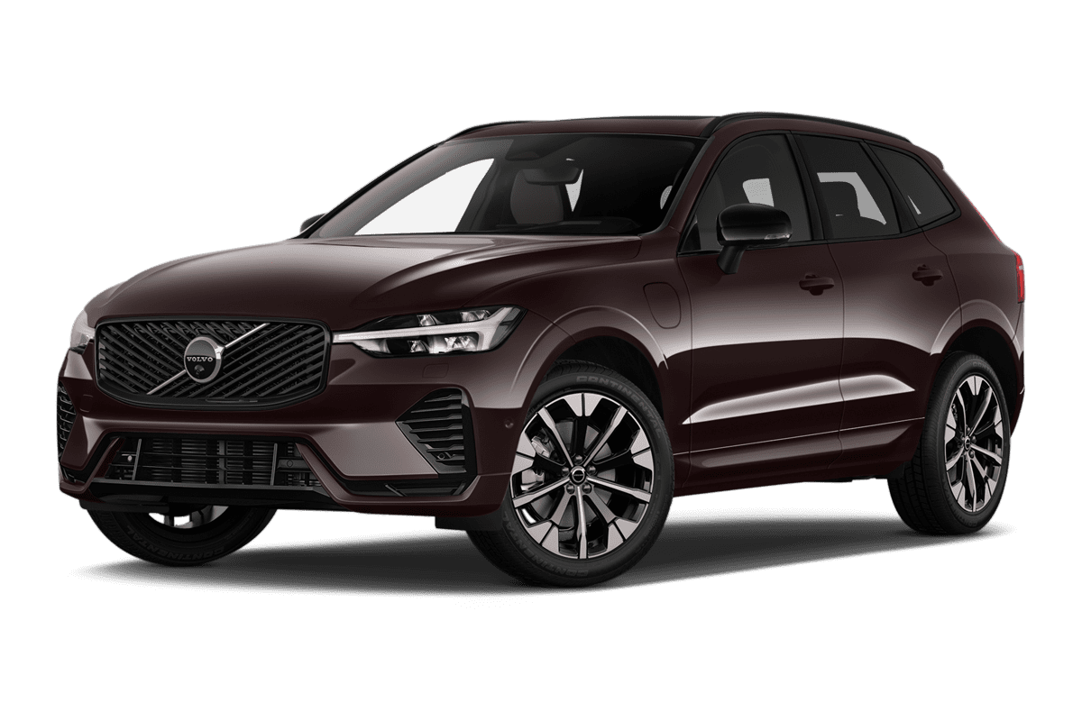 Tiefe, schräge Heckansicht eines Volvo XC60 Plug-in Hybrid , freigestellt