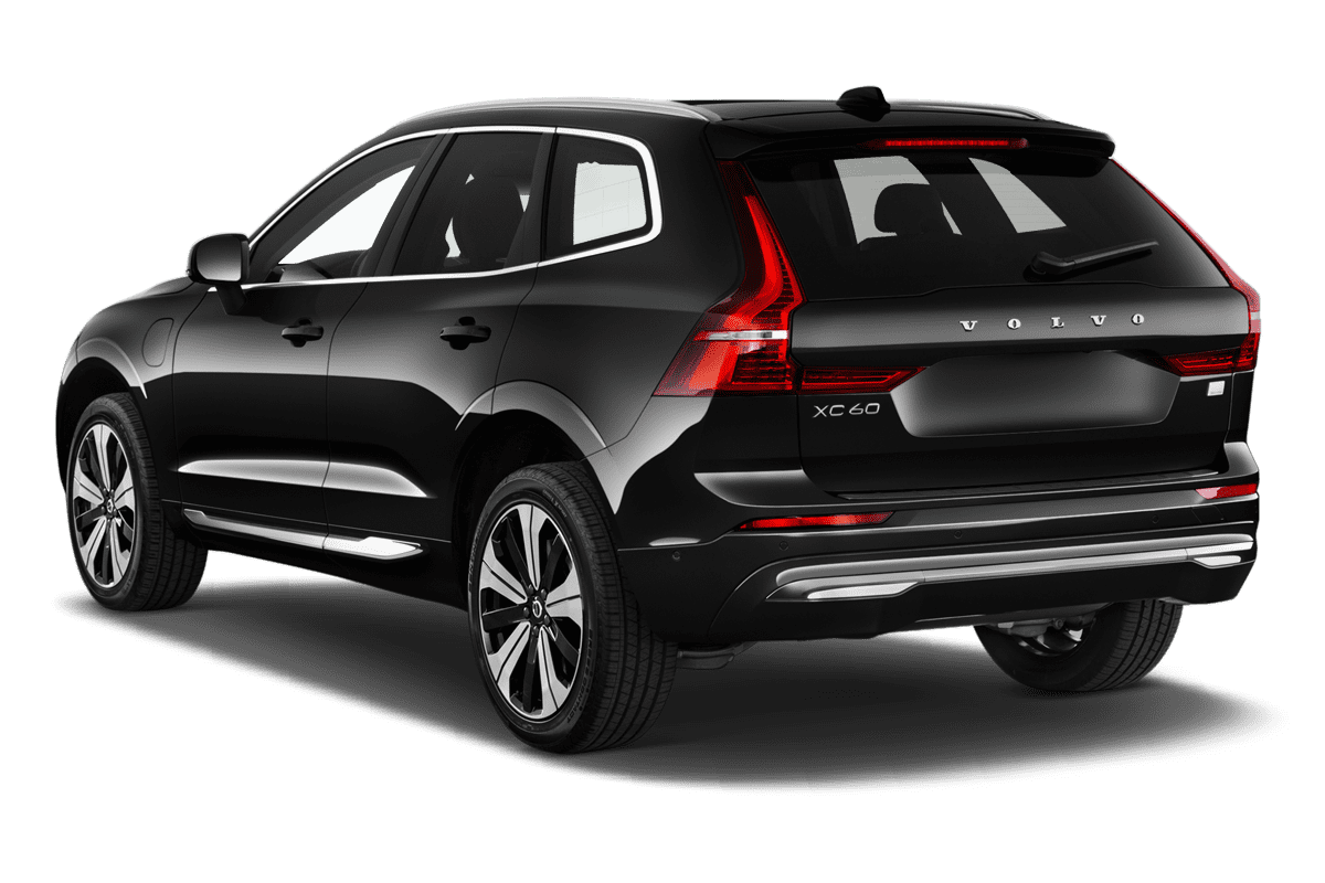 Schräge Heckansicht eines Volvo XC60 Plug-in Hybrid , freigestellt