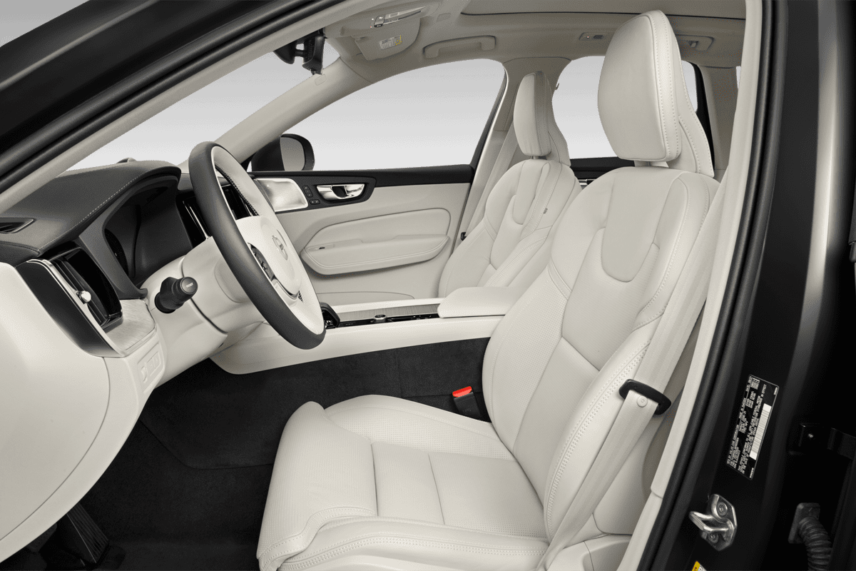 Vordersitze eines Volvo XC60 Plug-in Hybrid 