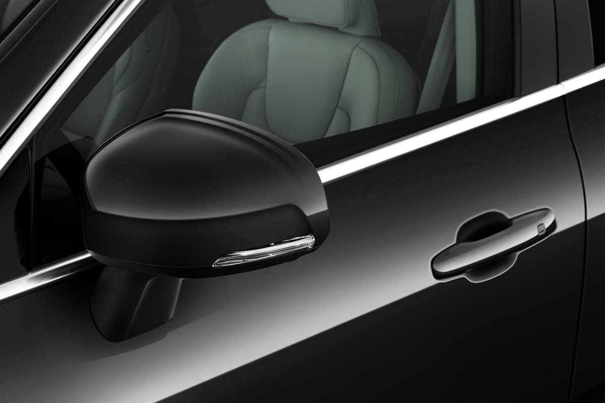 Rückspiegel eines Volvo XC60 Plug-in Hybrid 