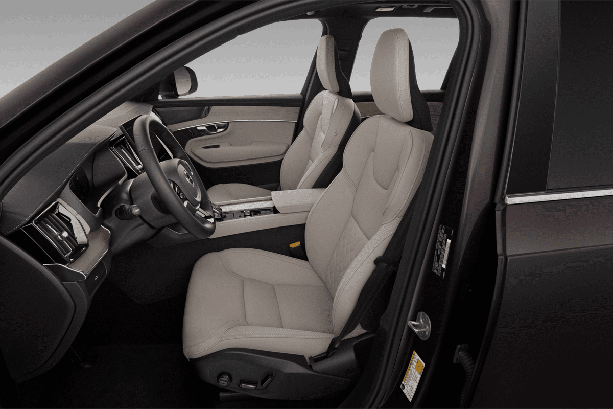 Vordersitze eines Volvo XC90 Plug-in-Hybrid 