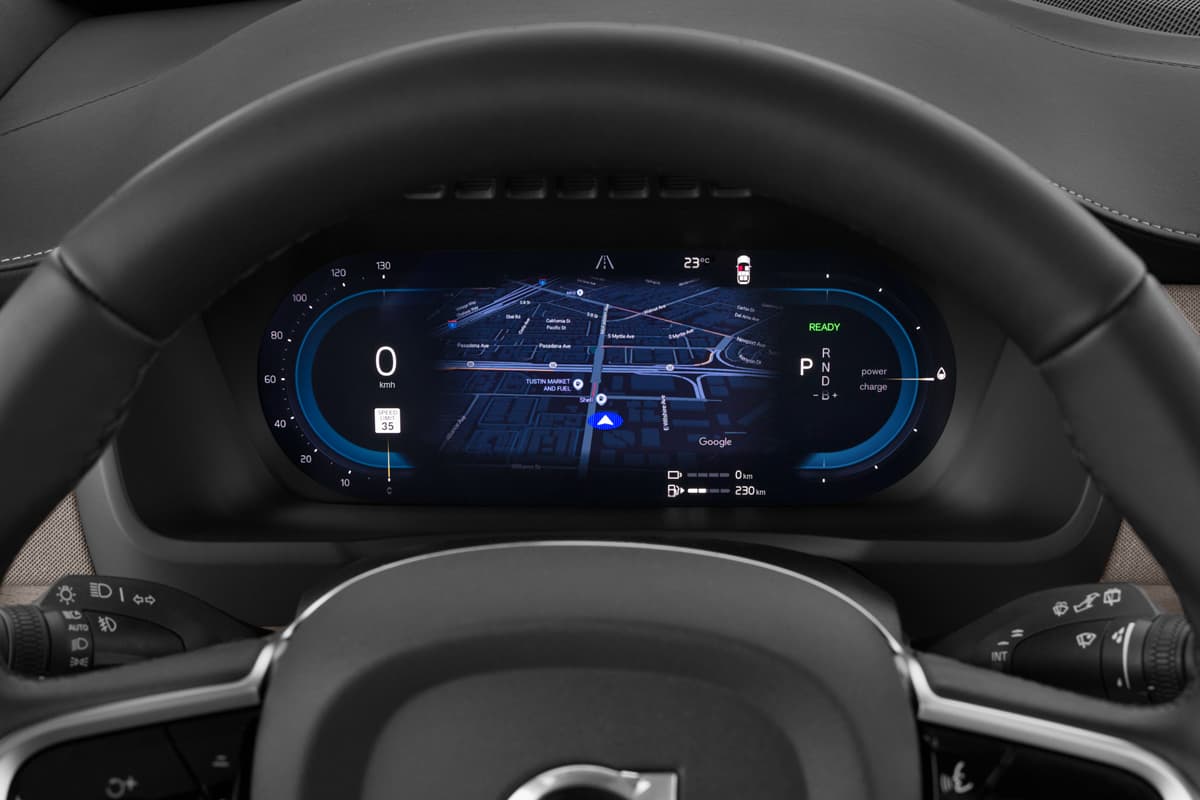 Kombiinstrument eines Volvo XC90 Plug-in-Hybrid 