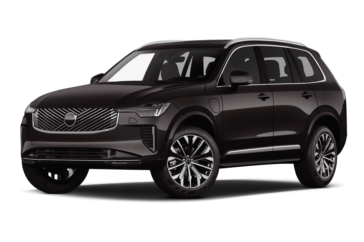 Tiefe, schräge Heckansicht eines Volvo XC90 Plug-in-Hybrid , freigestellt